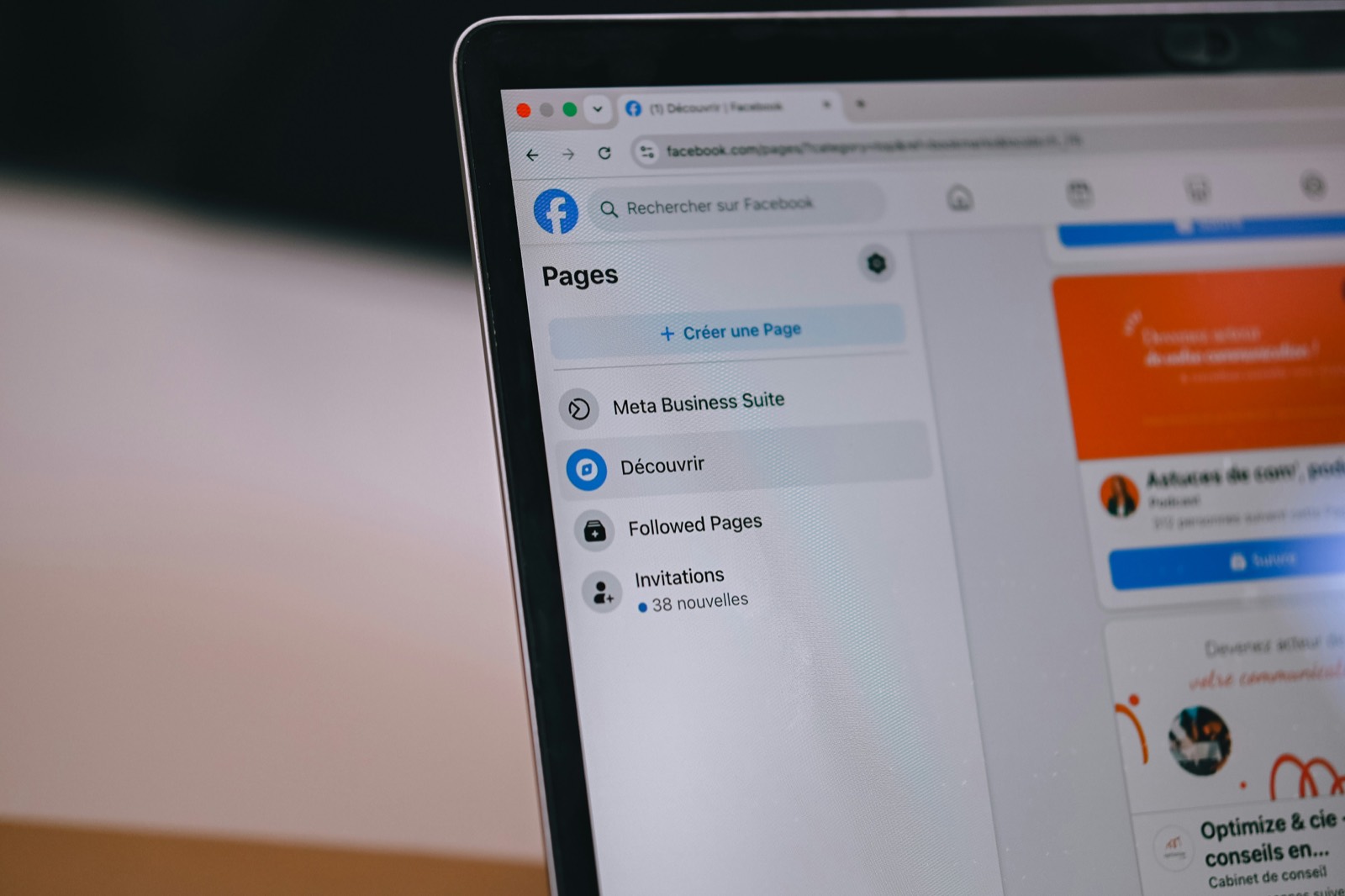 Làm việc và theo dõi website trên máy tính